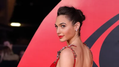 Галь Гадот показала свитер, который подходит под любой стиль