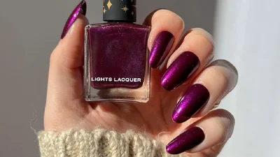 Манікюр у кольорі баклажана: 3 фіолетові дизайни, які будуть у тренді восени 2025