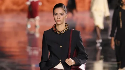 Саме цей відтінок сумки буде у тренді пізньої осені та зими - не чорний