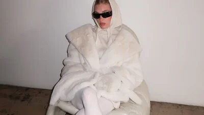 Найніжніший тренд осені й зими 2025 — білі колготки для чарівних луків