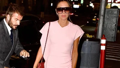 Самое стильное сочетание сезона: Виктория Бекхэм объединила красный и розовый в безупречный образ