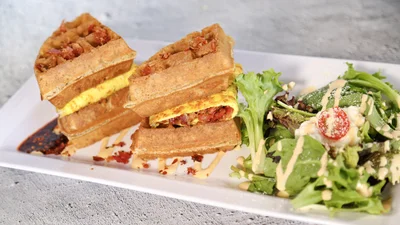 Хрусткі вафельні сендвічі з картоплею – сніданок, який стане улюбленим