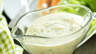 Кулінарний лайфхак від відомої шеф-кухарки: соус Ранч для ідеальних страв, який легко і швидко готується
