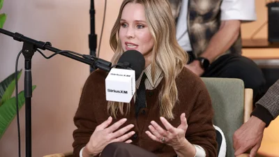 Крістен Белл у смужечку: як носити принт, що корегує фігуру