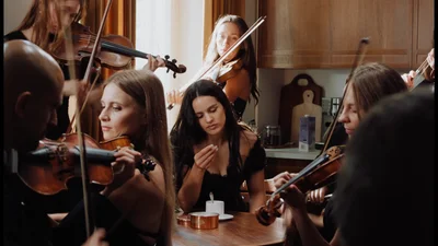 Крихітка Rosalía заспівала оперу в нереальному кліпі на трек "Berghain", який вже зацінила Надя Дорофєєва