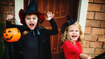 Почему детей на Хэллоуин одевали в очень страшные костюмы