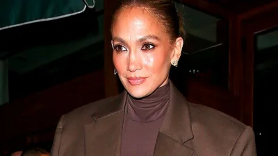 Як носити головний колір сезону: осінній вихід Дженніфер Лопес у трендовому коричневому