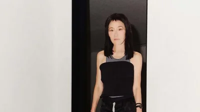 75-річна Вера Вонг шокувала дивним образом на червоній доріжці - сіра майка, коротке волосся і шуба в руках