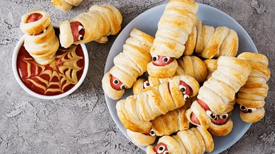 Моторошно просто: сосиски-мумії, які можна зробити за 20 хвилин