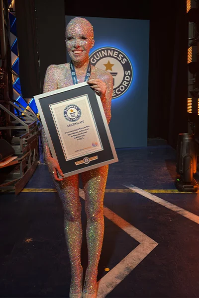 Рекорд за найбільшу кількість блискіток на тілі - фото 783881