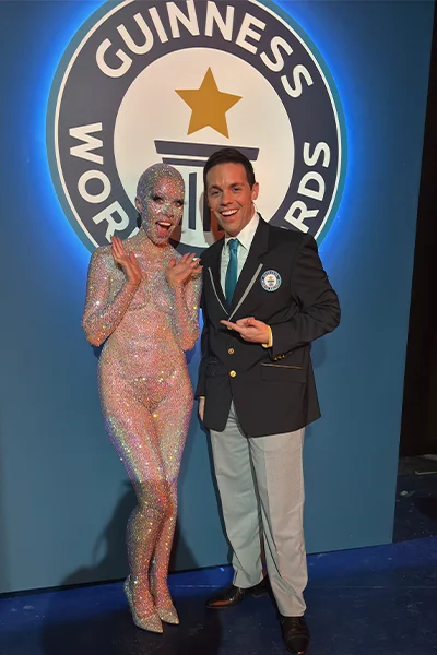 Рекорд за найбільшу кількість блискіток на тілі - фото 783883