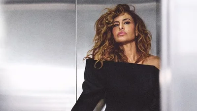 Мы едва разглядели Еву Мендес на новых фото от папарацци - без макияжа, в двух куртках и сапогах