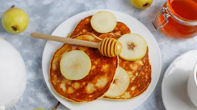Оладки з яблук за лічені хвилини: зіркова матуся Анна Саліванчук поділилася рецептом