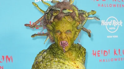 Геловін 2025: Гайді Клум перетворилась на Медузу Горгону, а Мадонна приміряла образ спокусливої домогосподарки