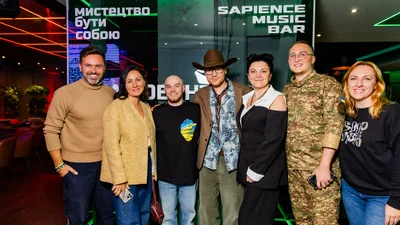 "Читай сердцем": звезда "Холостяка", олимпийский чемпион и мать украинской моды зачитали стихи