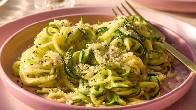 Забудь про макарони – спробуй кабачкову пасту у вершковому соусі