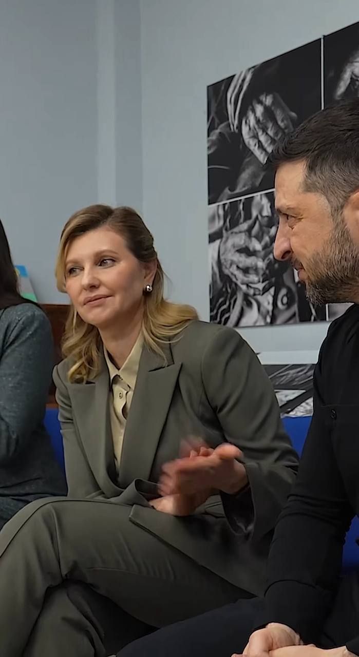 Елена Зеленская решилась на новую, моложавую, прическу - такой мы ее еще не видели - 785431 Елена Зеленская решилась на новую, моложавую, прическу - такой мы ее еще не видели - фото 785431