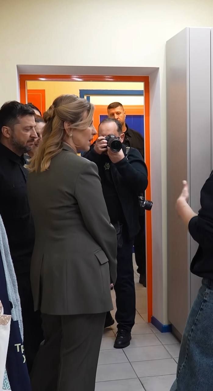Елена Зеленская решилась на новую, моложавую, прическу - такой мы ее еще не видели - 785432 Елена Зеленская решилась на новую, моложавую, прическу - такой мы ее еще не видели - фото 785432