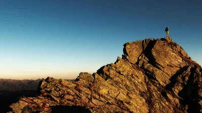 77-летний велосипедист упал со скалы и 3 дня выживал благодаря вине