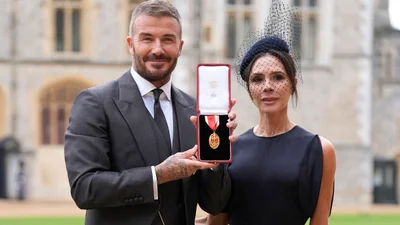 Жена рыцаря: Виктория Бекхэм в классическом маленьком черном платье - образец изящества