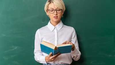 Освітяни заробляють найменше за усіх в Україні, - статистика