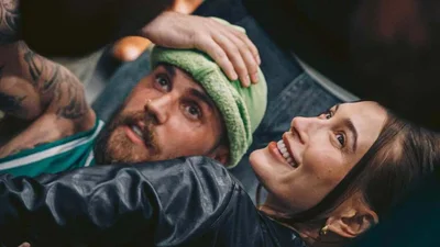 Джастин и Хейли Биберы устроили цьомки-бомки на празднике своей подруги - редкие кадры звездной страсти