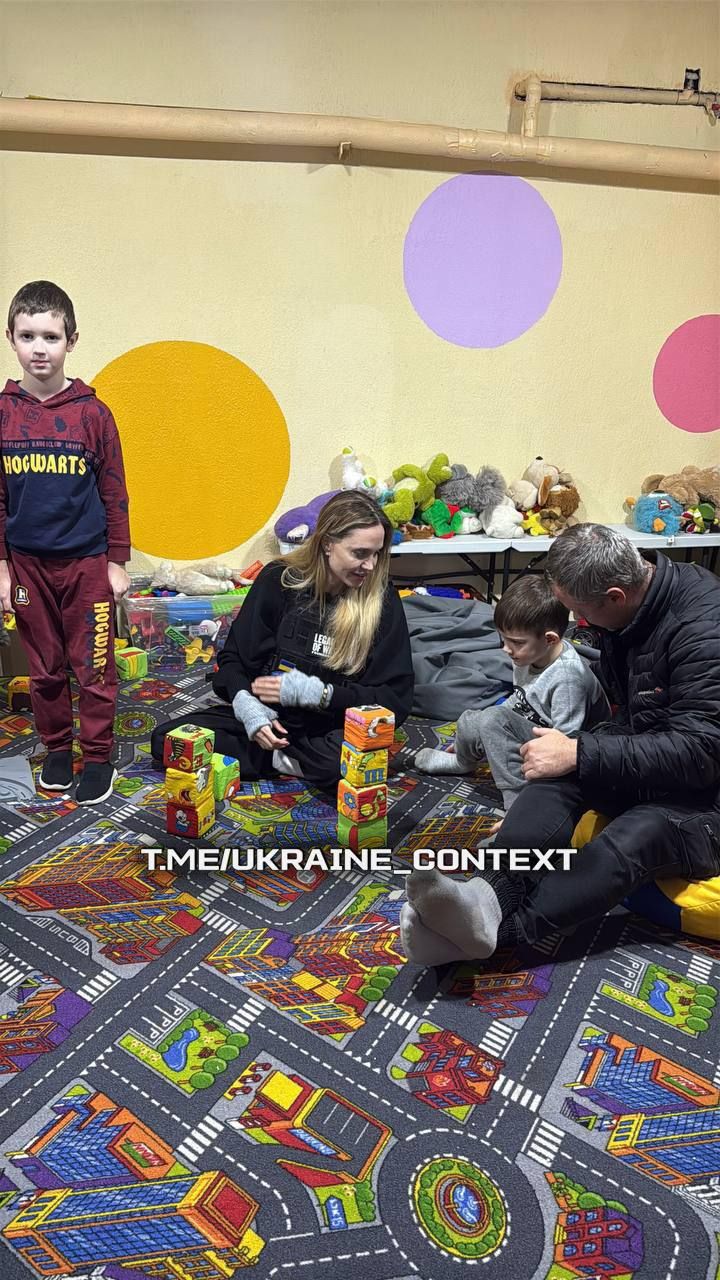 Анджелина Джоли побывала в Херсоне: первые фото актрисы в амуниции вблизи фронта - 786318 Анджелина Джоли побывала в Херсоне: первые фото актрисы в амуниции вблизи фронта - фото 786318