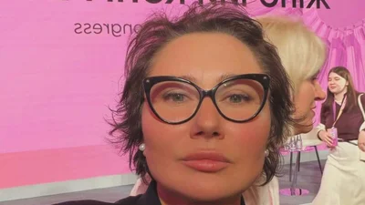 Олена Мозгова розчулила мережу привітанням до мами, яка виглядає неймовірно молодо у 71 рік