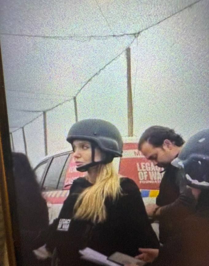 Анджеліна Джолі в антидроновому тунелі під час візиту до Херсону. - фото 787063