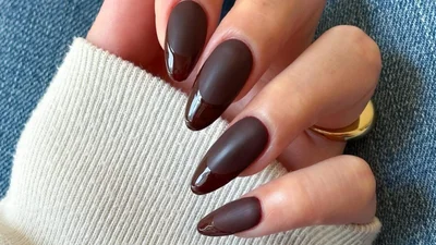 Манікюр "шоколадна замша" – ідеальний варіант для осені 2025