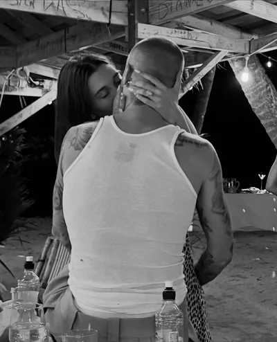 Гейлі і Джастін бібер на вечірці Кендалл Дженнер. - фото 787285