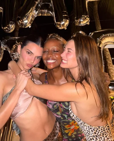 Гейлі Бібер поділилася серією гарячих фото у бікіні з тропічної вечірки Кендалл Дженнер. - фото 787286