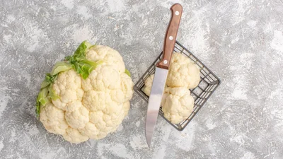 Такого ты еще пробовала: запеченная цветная капуста с йогуртово-мятным соусом