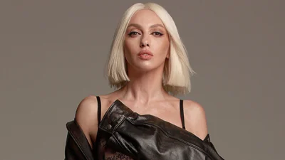 Оля Полякова вразила розкішними формами та стильним образом у новій фотосесії