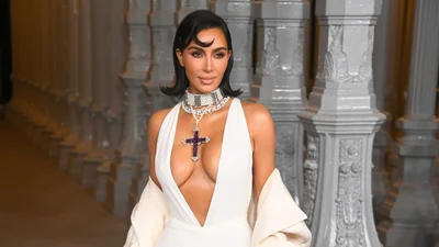 Голенькая Ким Кардашян на фоне моря неожиданно вызвала на себя шквал хейта