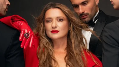 Наталья Могилевская показала новый поцелуй в губы: на этот раз с известной певицей