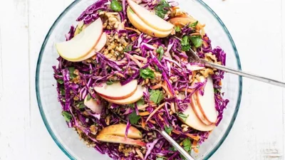 Хрустящий салат из фиолетовой капусты – легкий, яркий, полезный