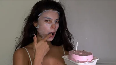 Мишель Андраде в белье отпраздновала 29-летие с тортом и свечами: "На год старше и горячее"