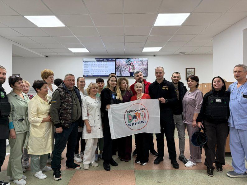 Появились эксклюзивные фото и новые детали визита Анджелины Джоли в больницу в Херсоне - 788627 Появились эксклюзивные фото и новые детали визита Анджелины Джоли в больницу в Херсоне - фото 788627