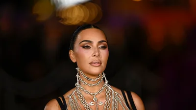 "Патологічні брехуни": Кім Кардашян обурилася прогнозом своїх екстрасенсів – що сталося