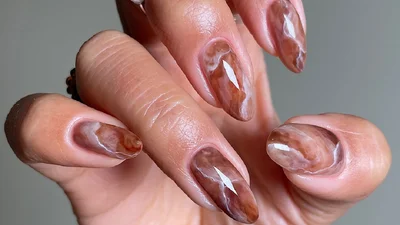 Эспрессо-маникюр: 5 стильных темных решений для этой осени