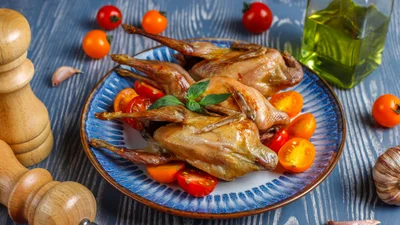 Східні нотки й приємна кислинка: готуємо перепілки в гранатовому соку з горіхами