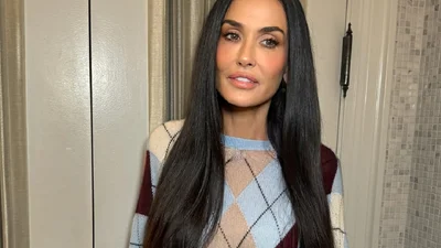 Этой зимой все ищут такой свитер, как у Деми Мур - голубой, теплый и чрезвычайно стильный