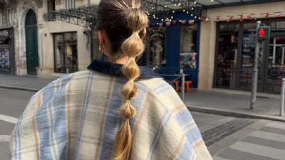 Как украсить волосы этой зимой: 5 причесок с самыми модными деталями сезона