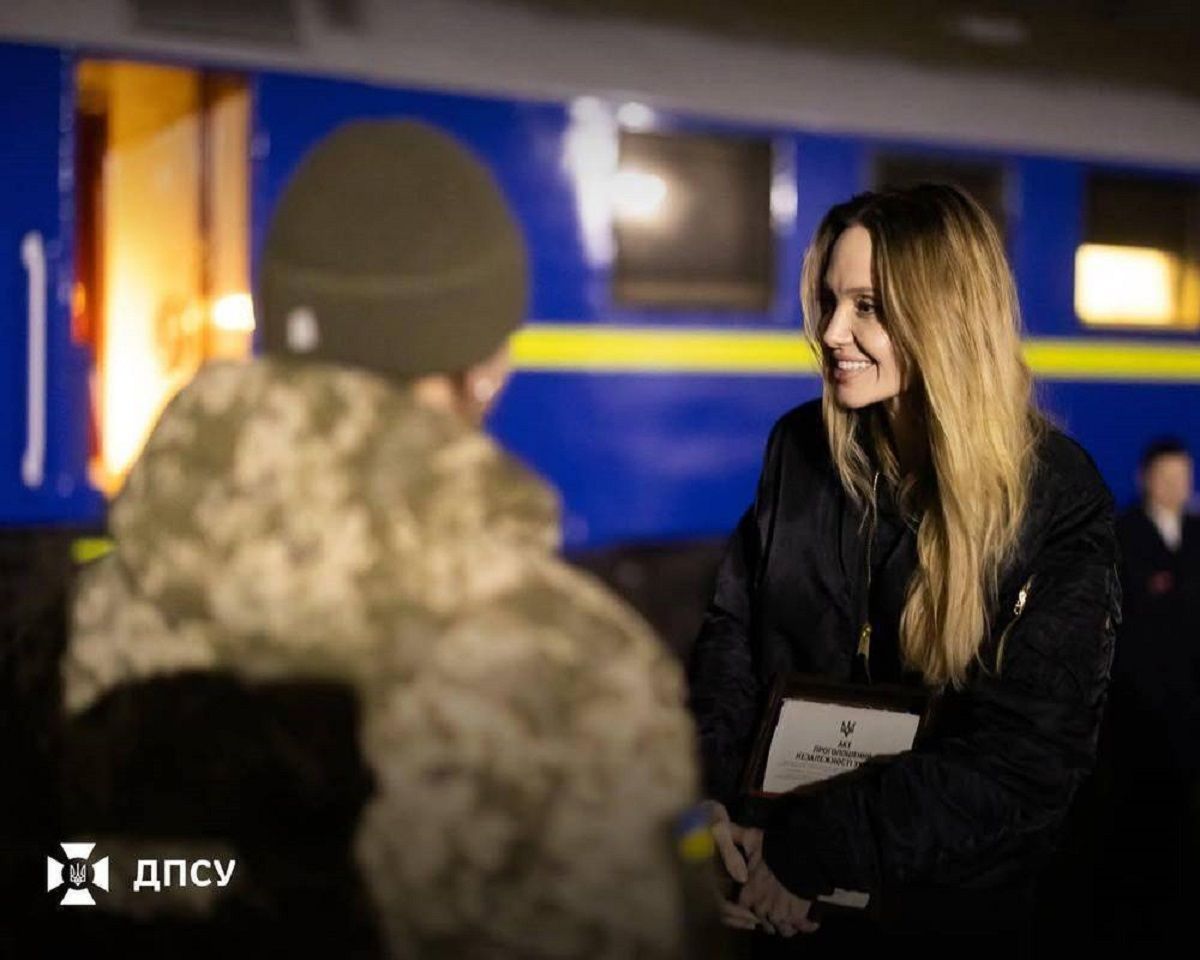 Известная звезда назвала Анджелину Джоли невеждой из-за ее поездки в Украину - 789511 Известная звезда назвала Анджелину Джоли невеждой из-за ее поездки в Украину - фото 789511