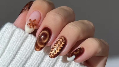 Маникюр в оттенке коричной булочки - самый уютный нейл-тренд зимы 2025