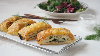 Просто, но изысканно: праздничный рулет с курицей, грибами и шпинатом в слоеном тесте