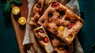 Итальянцы едят это каждый день: рецепт идеальной фокаччи с томатами и оливками