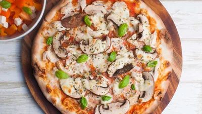 Ця піца з куркою та грибами виходить кращою, ніж у піцерії