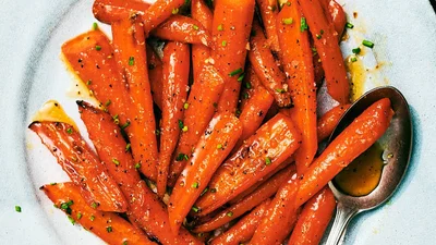 Забудеш про картоплю: рецепт запеченої моркви з медом і розмарином